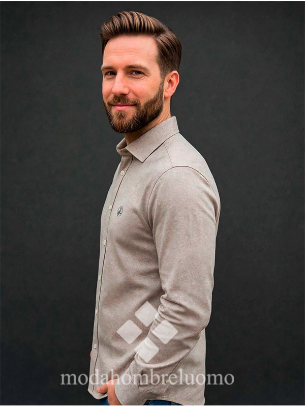 CAMISA-ELASTICA-VESPITA-BEIGE-3 hombre vistiendo camisa elástica beige de la vespita