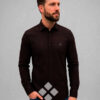 hombre vistiendo camisa elástica chocolate de la vespita