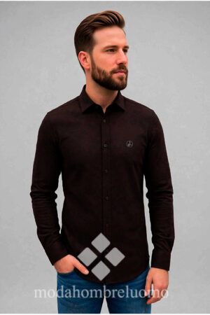 hombre vistiendo camisa elástica chocolate de la vespita