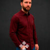 hombre vistiendo camisa elástica granate de la vespita