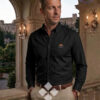 hombre vistiendo camisa de filafil de la española en un entorno elegante