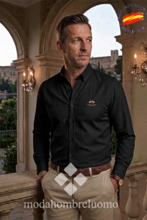 hombre vistiendo camisa de filafil de la española en un entorno elegante
