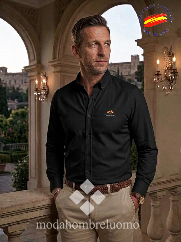 CAMISA-HOMBRE-FILAFIL-NEGRA-1 hombre vistiendo camisa de filafil de la española en un entorno elegante