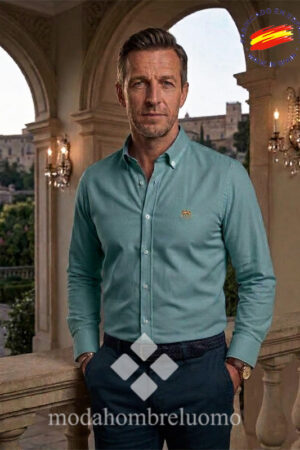 hombre vistiendo camisa de filafil verde de la españla