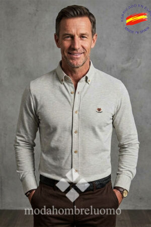 hombre vistiendo camisa de villela beige de la española