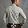 hombre vistiendo camisa de villela beige de la española