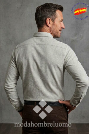 hombre vistiendo camisa de villela beige de la española