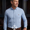 hombre vistiendo camisa de villela celeste de la española
