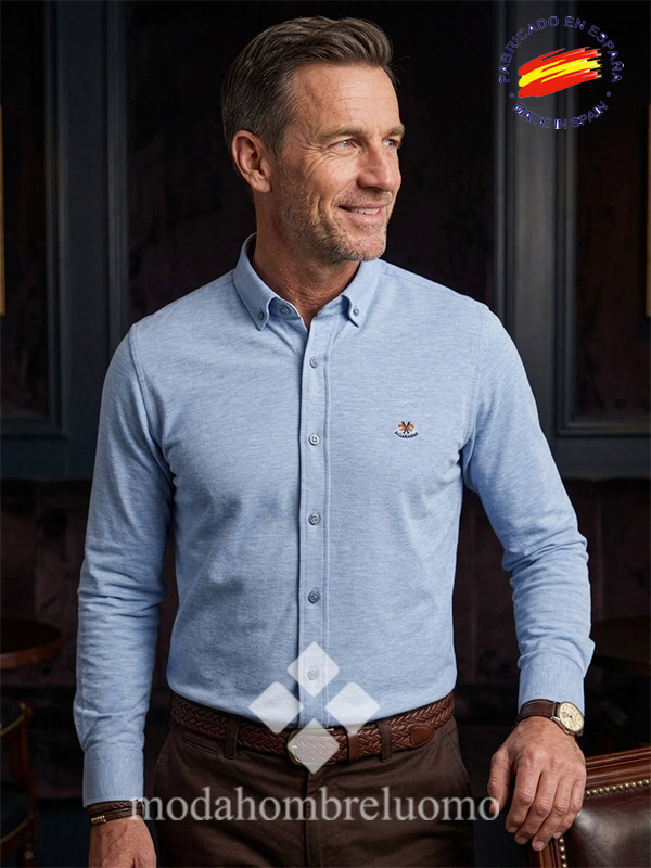 CAMISA-HOMBRE-VILLELA-CELESTE-1 hombre vistiendo camisa de villela celeste de la española