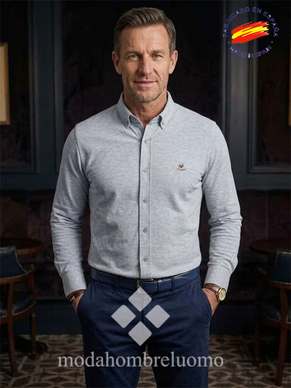 CAMISA-HOMBRE-VILLELA-GRIS-1 hombre vistiendo camisa de villela gris de la española