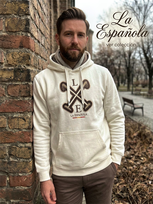 ESPAÑOLA-PORTADA hombre vistiendo sudadera de la española en un entorno otoñal