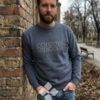 HOMBRE VISTE SUDADERA GRIS CON RELIEVE DE CORONEL TAPIOCCA
