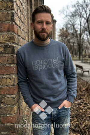 HOMBRE VISTE SUDADERA GRIS CON RELIEVE DE CORONEL TAPIOCCA