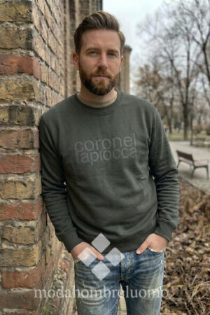 HOMBRE VISTE SUDADERA BEIGE CON RELIEVE DE CORONEL TAPIOCCA