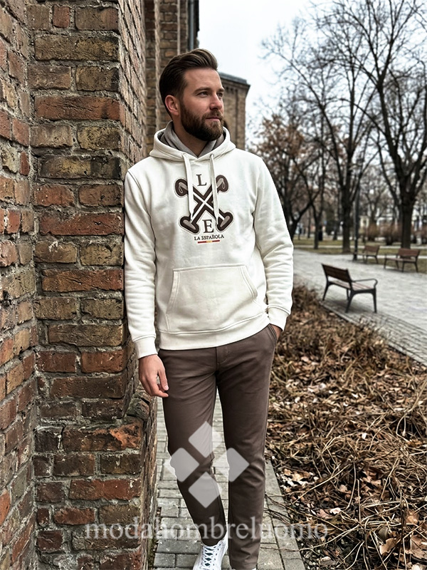 SUDADERA-HOMBRE-ESPAÑOLA---1 hombre vistiendo sudadera de algodón de la española en paisaje otoñal