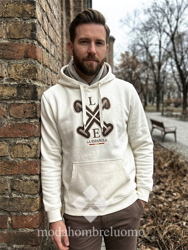 SUDADERA-HOMBRE-ESPAÑOLA---2 hombre vistiendo sudadera de algodón de la española en paisaje otoñal