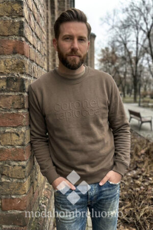 HOMBRE VISTE SUDADERA BEIGE CON RELIEVE DE CORONEL TAPIOCCA